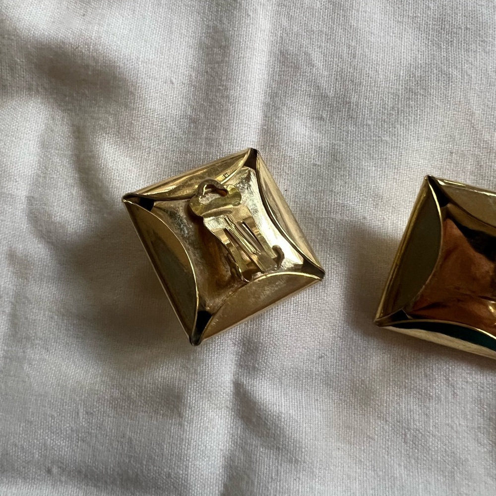 Vintage Chic Gold Pyramid Stud Earrings - Picture 4 of 6